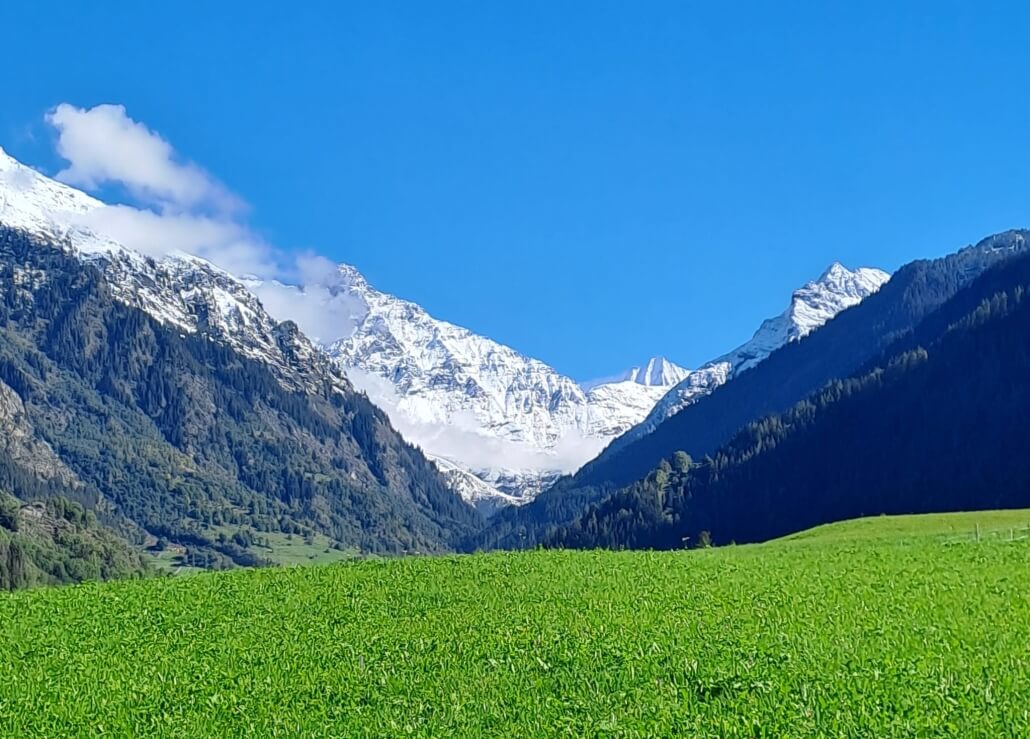 **Alt Text:** "Autumn in Verbier with snow-covered mountain tops, showcasing a beautiful contrast of fall foliage and early winter snow in the Swiss Alps."